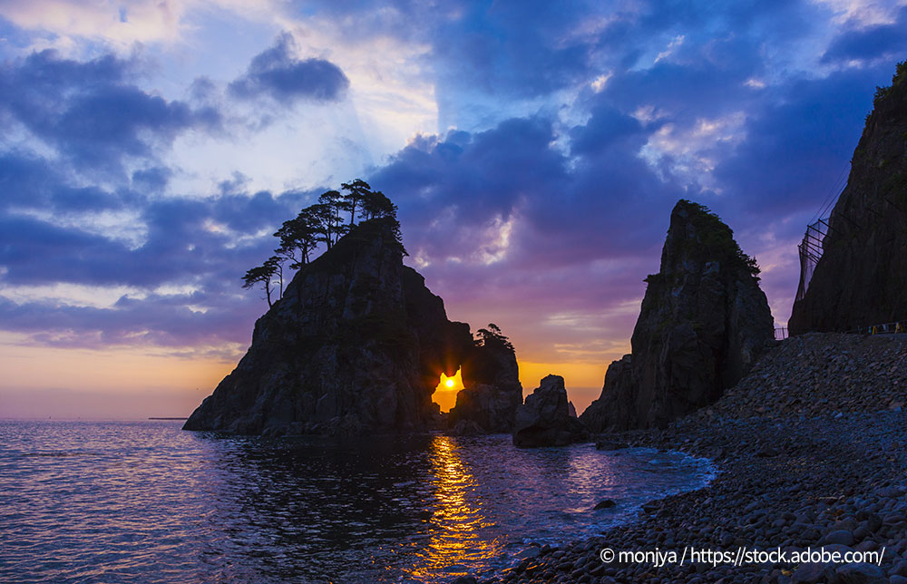 小袖海岸　つりがね洞　日の出（岩手県久慈市）