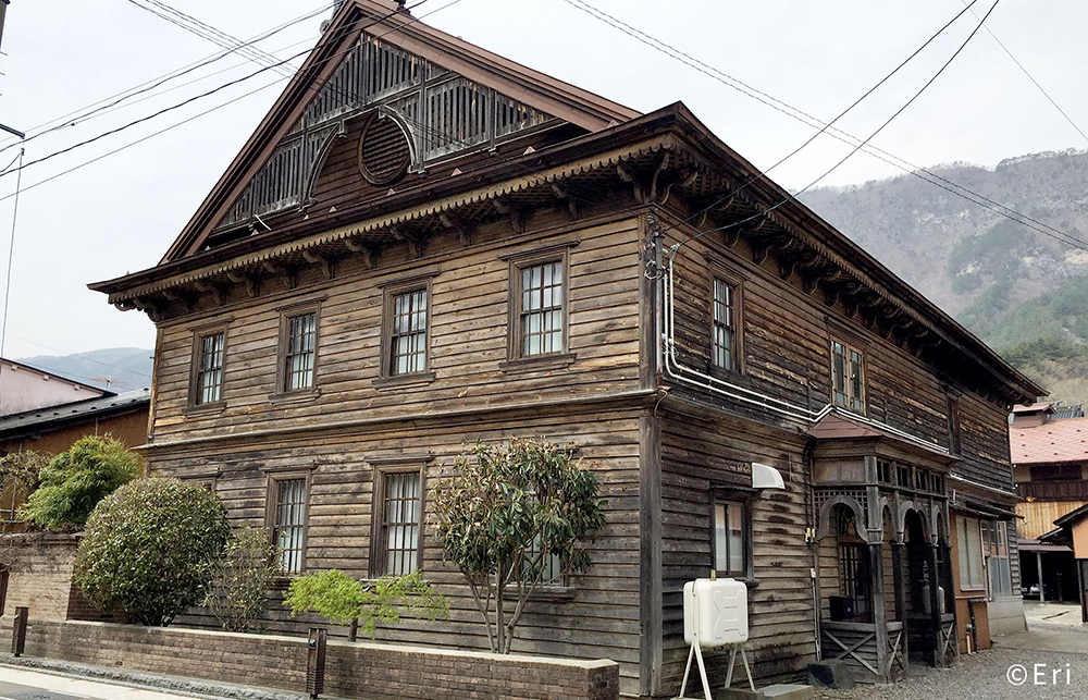 商店街の中にあるレトロな建物