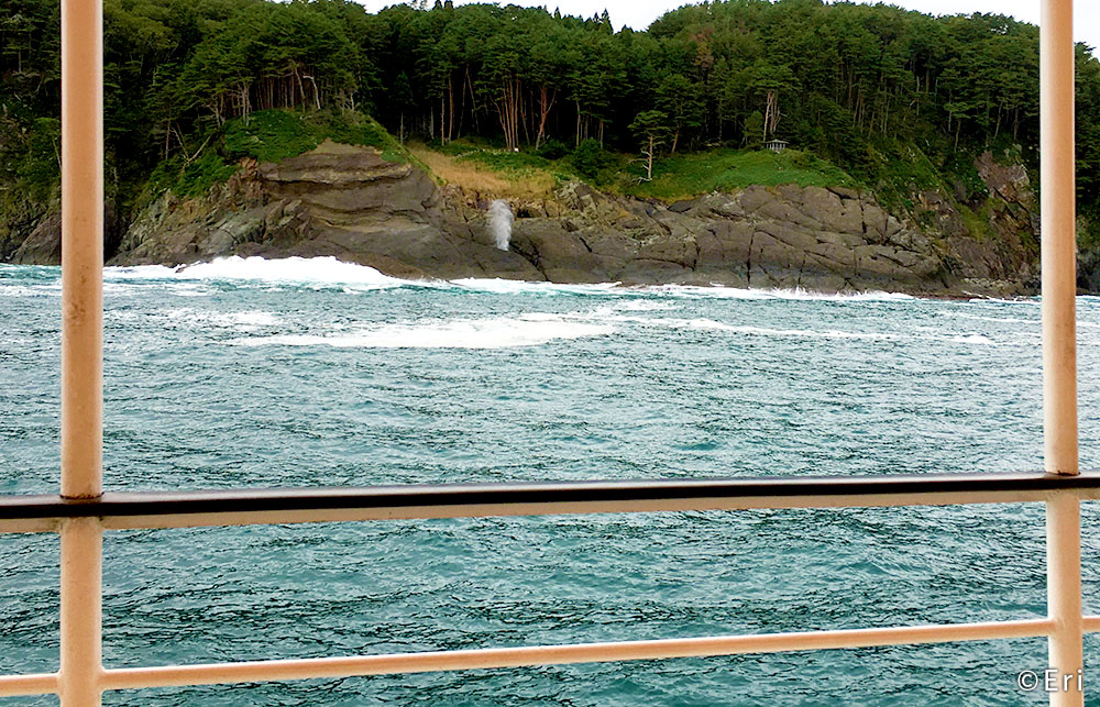 遊覧船で潮吹き岩を鑑賞